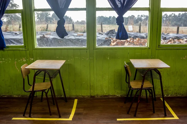 estudiante de cuarto medio fue expulsada tras crisis emocional a pesar de buen rendimiento suprema ordena su reincorporacion.webp