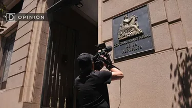 El Desconcierto | 18305 camarografo filmando el logo de contraloria.webp