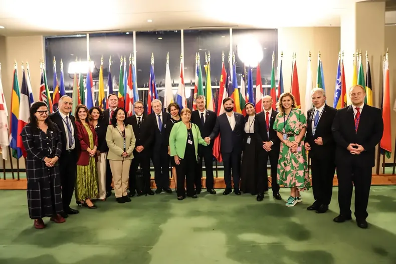 23029 bachelet y boric.webp