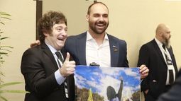 Elecciones en Argentina: Hijo de Bolsonaro llega para apoyar a ultraderechista Milei