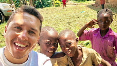 REDES| La miseria no es una experiencia mágica: Critican a Karol Lucero por reírse de la pobreza de los niños de Uganda