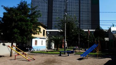 Así viven en los guetos verticales de Estación Central: 40 pisos, mil departamentos y torniquetes para entrar
