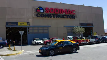 Tropezó por cintas plásticas en el suelo de un Sodimac y ahora le deberán pagar $20 millones: Terminó con fractura de rodilla