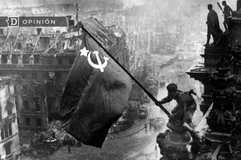 15479 bandera sovietica en el reichstag de berlin.webp