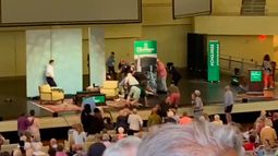 VIDEO| Así fue el ataque contra Salman Rushdie en una charla: Escritor fue apuñalado