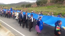 Esperan batir récord Guinness: Bolivia desplegó la bandera más grande del mundo exigiendo a Chile una salida al mar