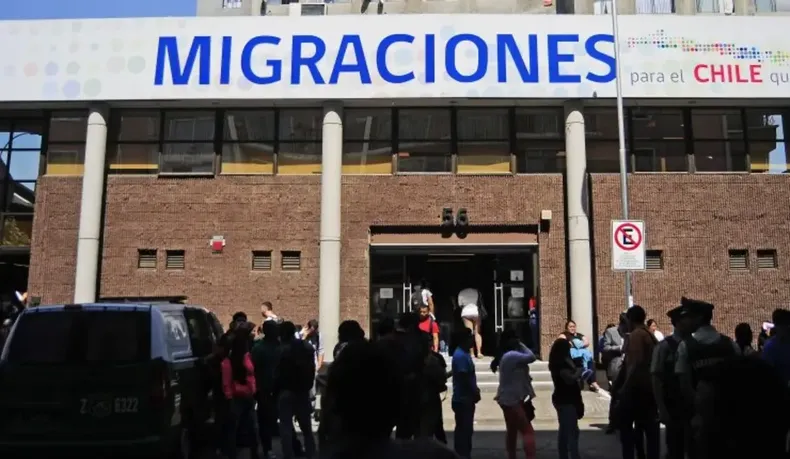 migraciones paso casi un ano sin responder solicitud de nacionalizacion de venezolana corte ordena resolver en 60 dias.webp