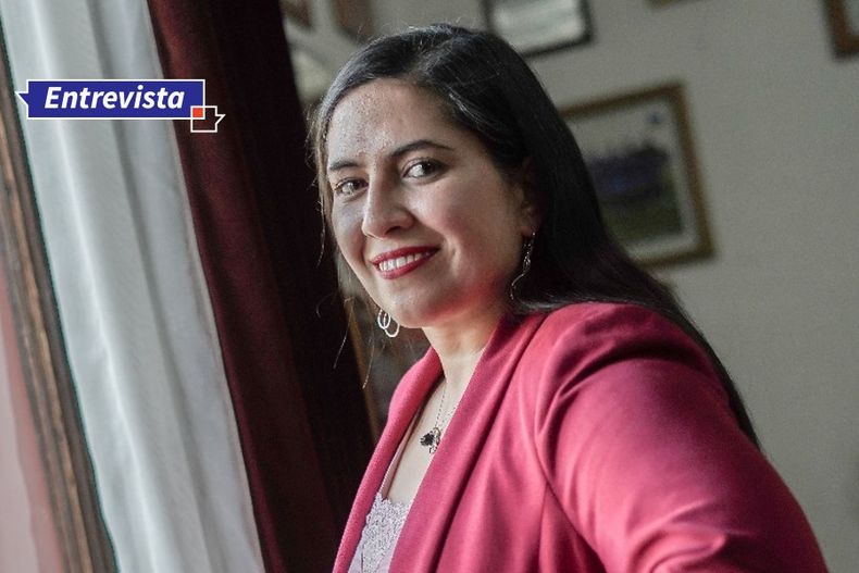 7400 alcaldesa karina delfino.jpg