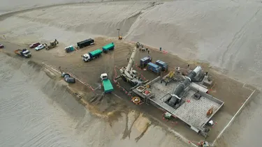 Peritaje confirma que desaladora escondida bajo la arena en playa de Mejillones es ilegal y pudo ser demolida por autoridades
