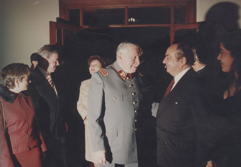 Mario_Arnello_junto_a_Augusto_Pinochet_Ugarte scaled.jpg