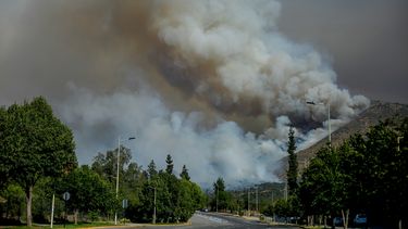 Incendio en San Carlos de Apoquindo fue en la misma zona del aluvión en Las Condes - Agencia Uno