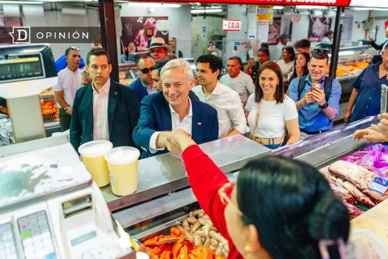 26317 jose antonio kast saludando a gente en carniceria del barrio.webp