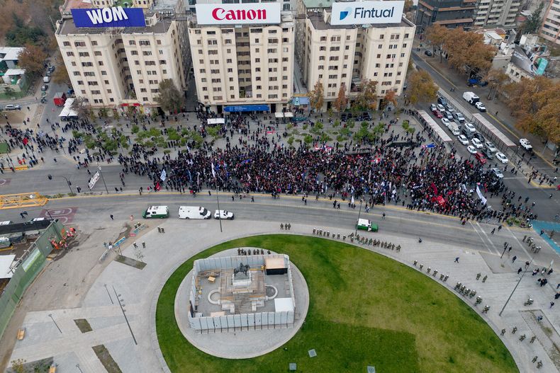 Marcha estudiantil contra el gobierno de Kast por la Alameda - Agencia Uno