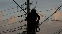 Revisa en El Desconcierto la información oficial de los cortes de luz en Santiago - Agencia Uno