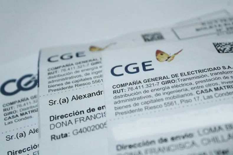 vecina de melipilla paso de pagar 10 mil a 1 millon por luz corte ordena detener cobros y corte del suministro.webp