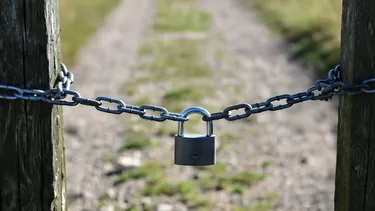 Cerró camino con cadenas, candados y cercos alegando que era privado y dejó sin acceso a mujer de 68 años: Suprema ordenó reabrir