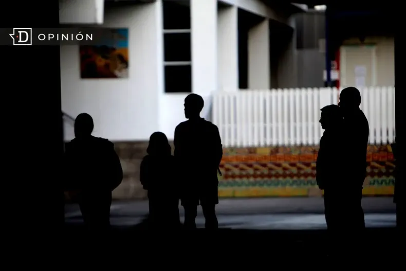 22771 siluetas de personas en la entrada de un colegio.webp