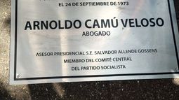 A 46 años de su asesinato: Familiares de Arnoldo Camú renuevan placa conmemorativa