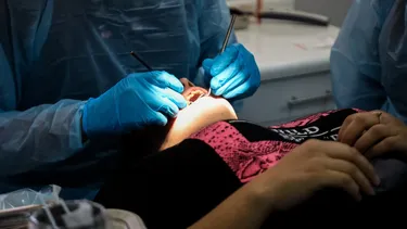 Dentista y clínica compensarán con  $15 millones por negligencia médica a paciente que terminó con daños tras tratamiento