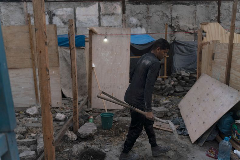 Joven en los primeros trabajos de la ocupación Povo Maravilha en la Región Portuaria de Río de Janeiro, donde familias organizadas inician la construcción colectiva ante el déficit habitacional y la especulación del suelo.