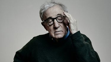 Investigación devela la eterna misoginia de Woody Allen y asegura que está obsesionado con las adolescentes