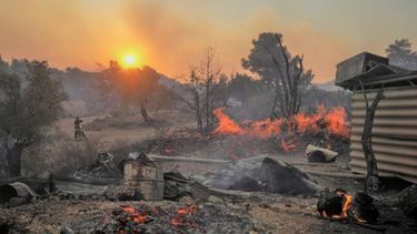 Incendios en turísticas islas griegas de Rodas, Corfú y Eubea siguen fuera de control