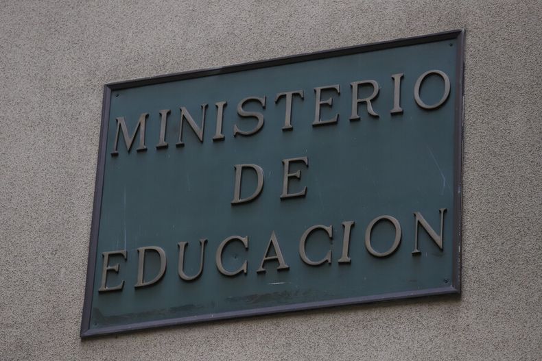 trabajadores mineduc en paro piden respuesta urgente por disminucion de brechas salariale.jpg