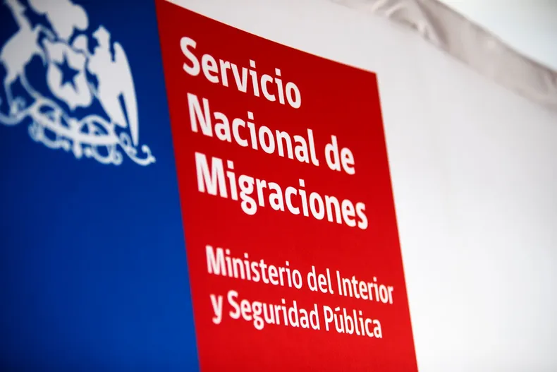 no pudo entregar certificados por crisis en haiti y enfrento la expulsion de chile suprema revoca y ordena reevaluar.webp