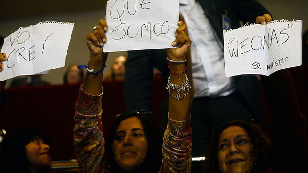 La izquierda destruyó la salud y creís que somos hueonas: Los carteles que se tomaron la interpelación a Santelices