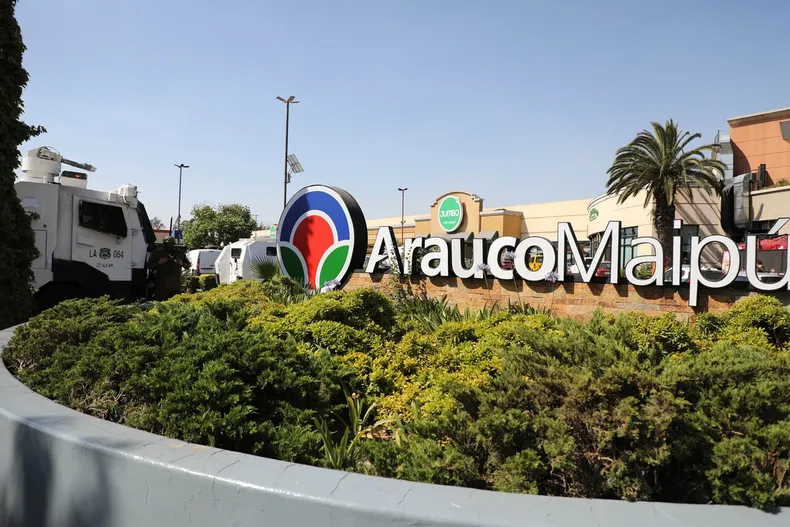 cliente logra en tribunales que mall arauco maipu le pague millonario monto por robo y dano de su vehiculo estacionado.webp