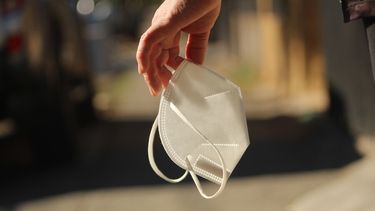 Experta alerta por alza de resfríos, aconseja mascarillas para ir a votar y aclara que peaks ahora pueden ser todo el año