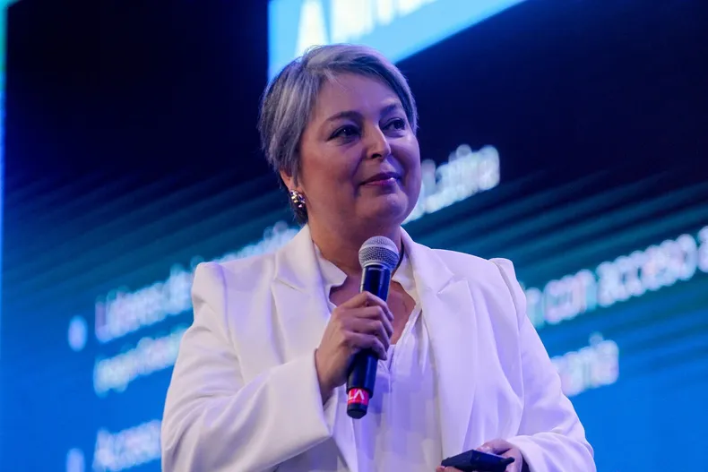 jeannette jara da el golpe y supera a kast lidera la carrera presidencial con 27 tras alza sostenida y kast se estanca.webp