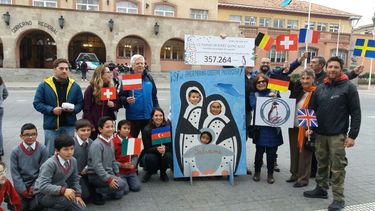 Entregan más de 357 mil firmas exigiendo creación del Área Marina Costera Protegida “Pingüino de Humboldt”