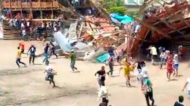 VIDEO| El preciso instante en que tribuna cae en Colombia: Reportan varios fallecidos
