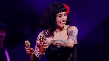 FOTO| Mon Laferte llegó hasta barrio Yungay a visitar al Presidente Gabriel Boric
