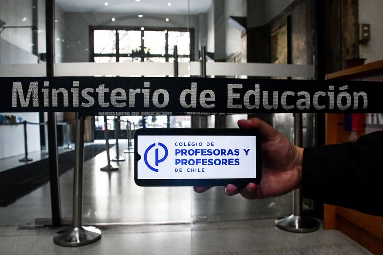 Colegio de Profesoras y Profesores protesta en el Mineduc.jpg