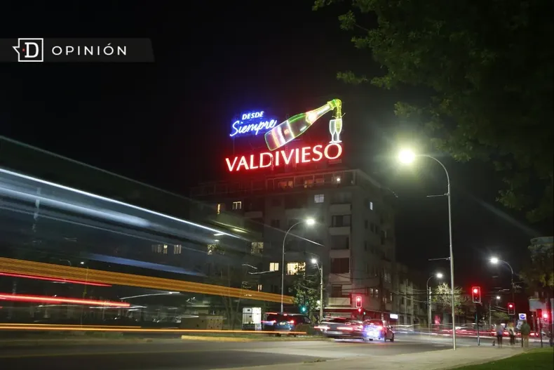 18029 publicidad de espumante valdivieso sobre un edificio.webp