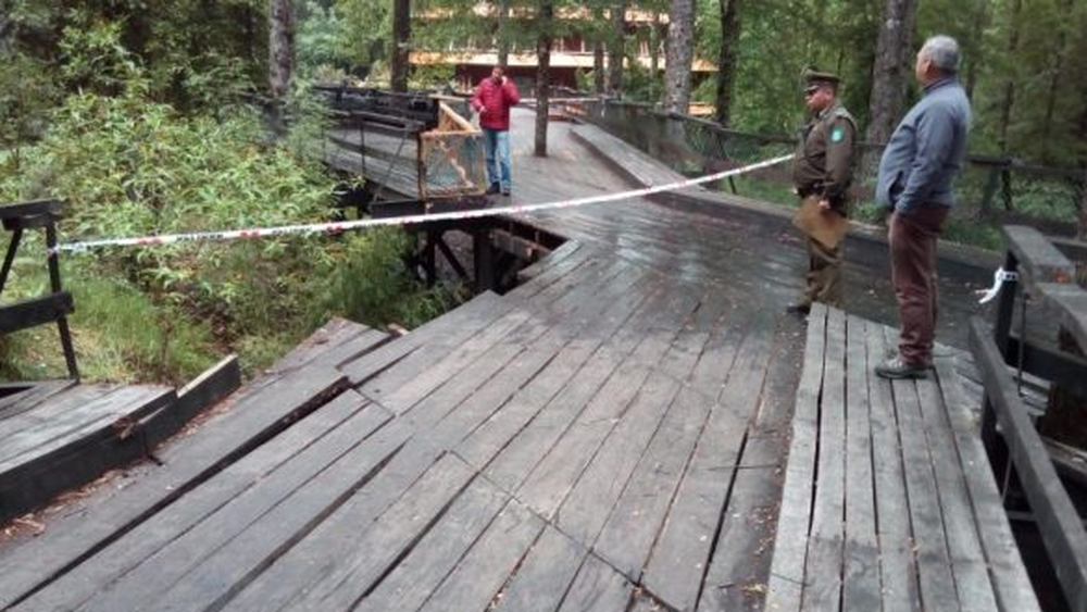 Se derrumba pasarela peatonal en Reserva ecológica Huilo Huilo con más de 20 personas arriba