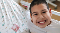 Llamado urgente para encontrar a gemelo genético de niño con leucemia: Debe ser 100% compatible