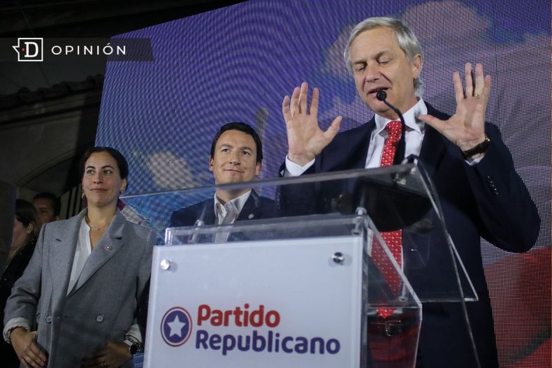 6832 imagen de jose antonio kast en un podio con el logo del part.jpg