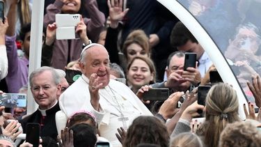 Mientras se especula sobre su muerte por neumonía el papa retoma actividades laborales en el hospital: Está firmando documentos