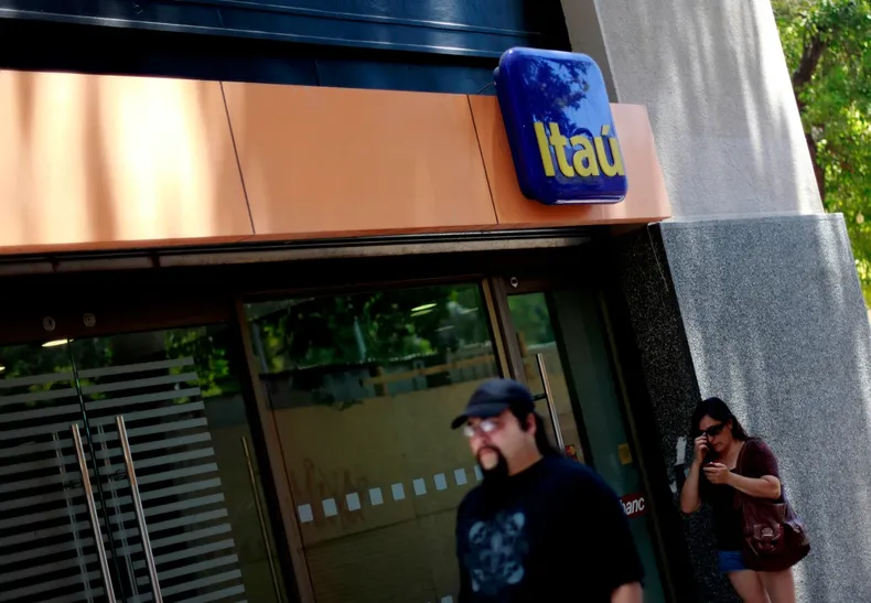 fue victima de estafa telefonica y banco quiso culparla corte obliga a devolverle 1 7 millones retenidos.webp