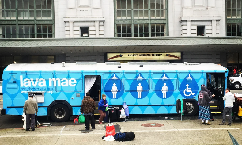 Duchas móviles del proyecto de reciclaje de Lava Mae en San Francisco, Estados Unidos.&nbsp;