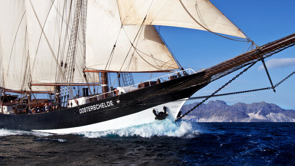 Barco científico que sigue ruta de Darwin llega a Chile para formar 200 líderes ambientales