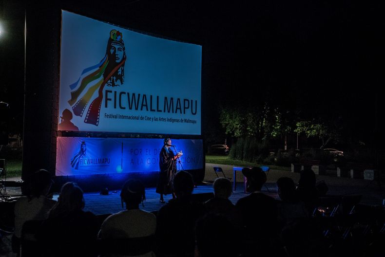 Daniela Catrileo en Ficwallmapu bajo el azul 1 1 scaled.jpg