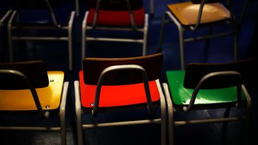 Sala Cuna Universal: Polémico proyecto de ley iguala a educadoras de párvulos con cuidadores