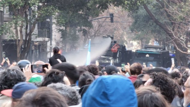 VIDEO| Captan incidentes afuera de la casa de Cristina Fernández tras instalación de vallas papales