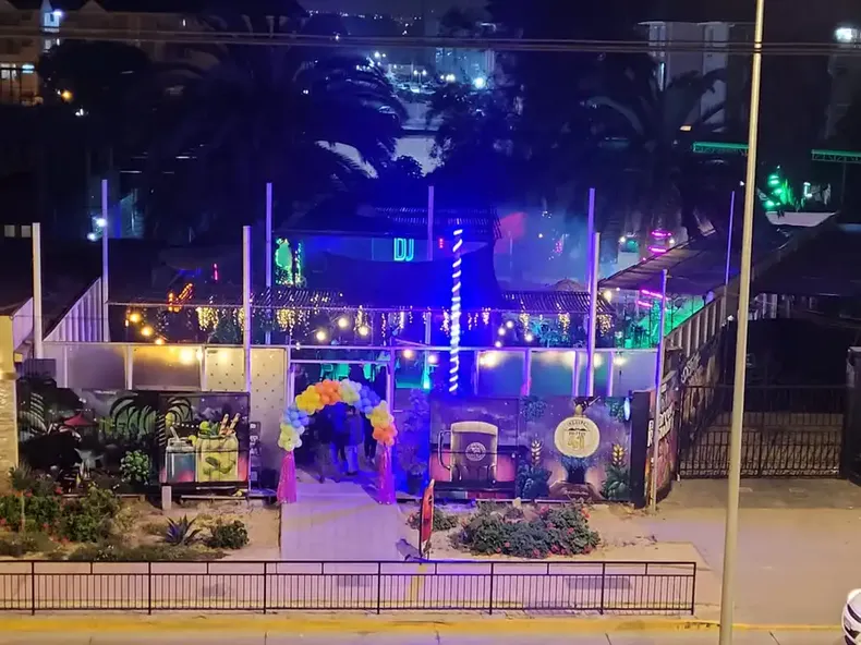restobar suma 61 denuncias por ruidos molestos, recibio multa que no pago y siguio operando  sma ordeno su cierre por 15 dias.webp