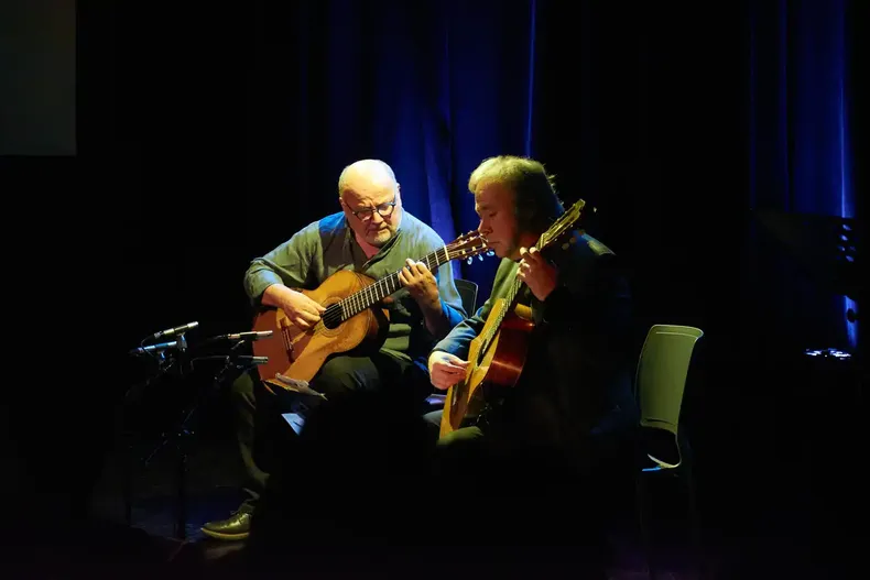 luis orlandini horacio salinas y romilio orellana homenajean a victor jara en un ciclo de conciertos en santiago.webp