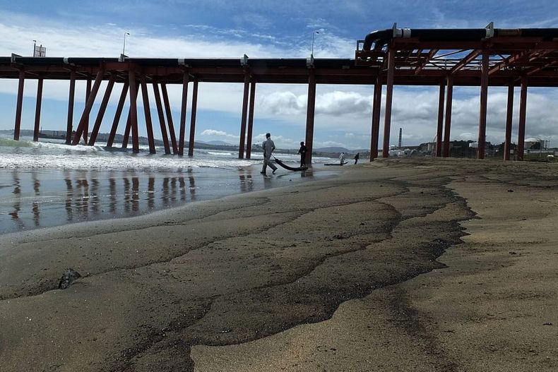 Residuos de petroleo en la playa Loncura despues de la contaminacion por derrame producida en Quintero scaled e1717884713785.jpg